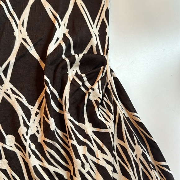 Diane Von Furstenberg 100% Silk Printed Dress | Size 0 - Picture 5 of 5